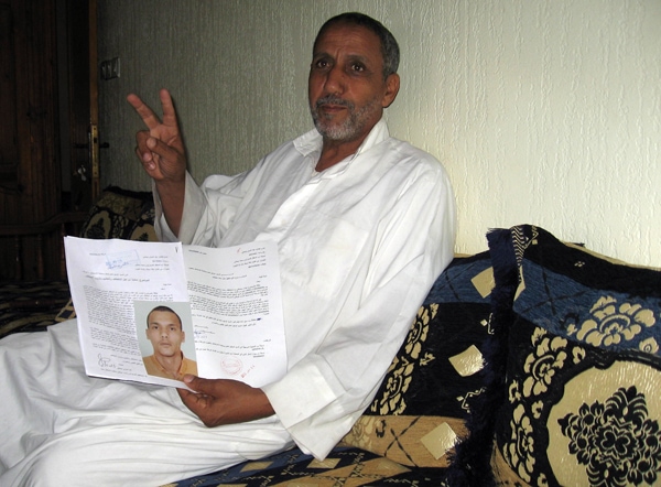 El padre del joven saharaui Mohamed Dihani muestra una imagen de su hijo. 